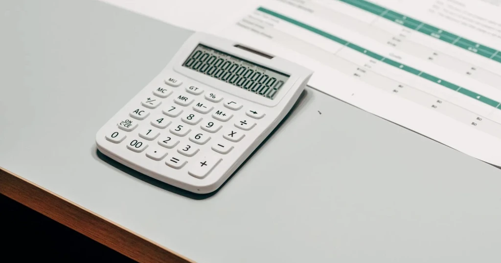 Calculadora de tarifas de USCIS: el total de las tarifas del gobierno para su caso de inmigración (2026)