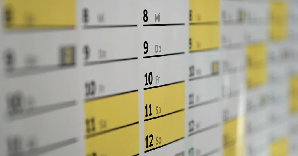 Calendario de pared con días resaltados en amarillo