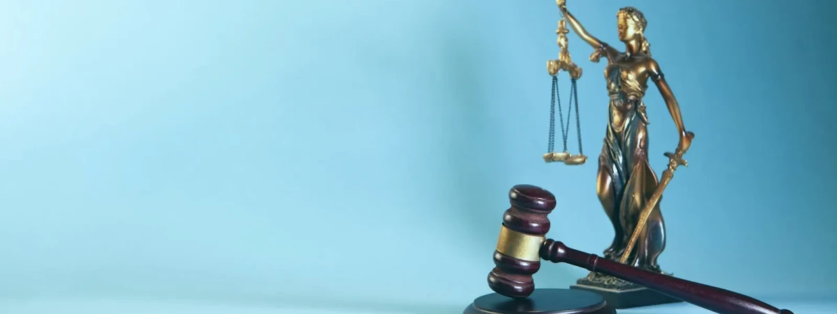 Abogado de defensa contra deportación asesorando a cliente en Orlando, Florida — Florida Board Certified Immigration Law Center