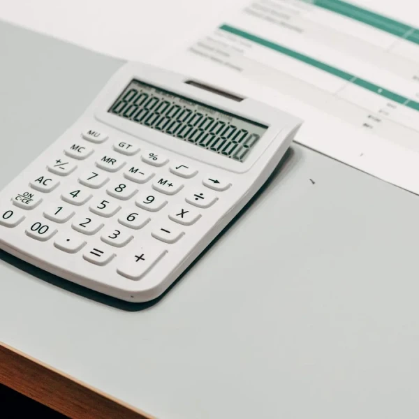 Calculadora de tarifas de USCIS: el total de las tarifas del gobierno para su caso de inmigración (2026)