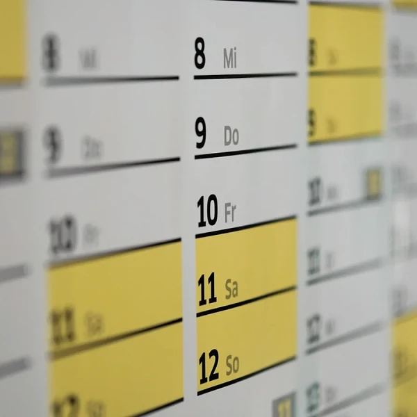 Calendario de pared con días resaltados en amarillo